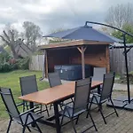 Woning Met Voorverwarmde, Overdekte Jacuzzi In De Tuin Holiday home