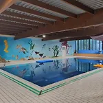 Woning Met Voorverwarmde, Overdekte Jacuzzi In De Tuin Ewijk