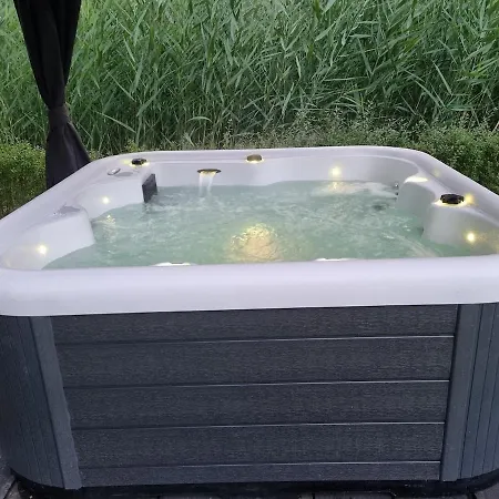 Woning Met Voorverwarmde, Overdekte Jacuzzi In De Tuin Holiday home Ewijk