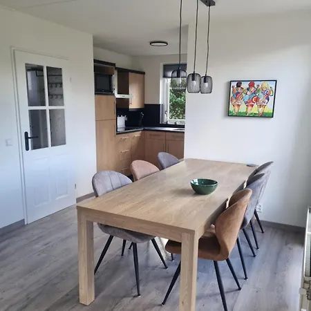 Holiday home Woning Met Voorverwarmde, Overdekte Jacuzzi In De Tuin