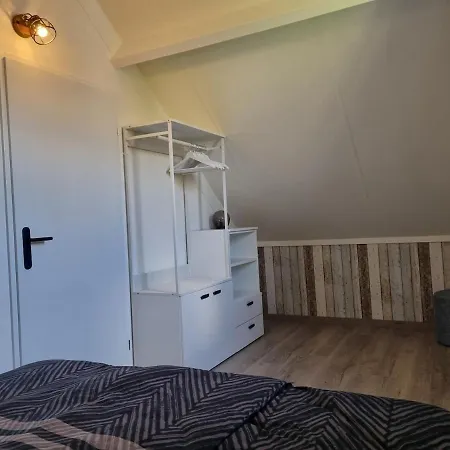 Woning Met Voorverwarmde, Overdekte Jacuzzi In De Tuin