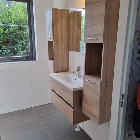 Woning Met Voorverwarmde, Overdekte Jacuzzi In De Tuin *