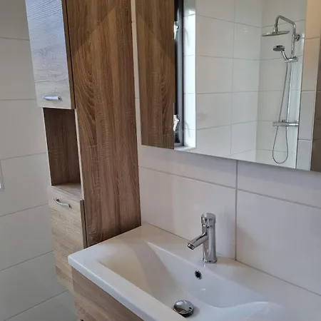 Woning Met Voorverwarmde, Overdekte Jacuzzi In De Tuin