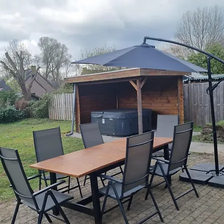 Woning Met Voorverwarmde, Overdekte Jacuzzi In De Tuin Ferienhaus
