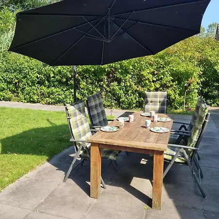 Woning Met Voorverwarmde, Overdekte Jacuzzi In De Tuin