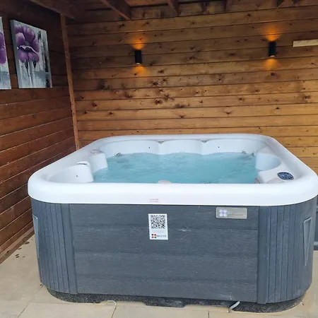 Woning Met Voorverwarmde, Overdekte Jacuzzi In De Tuin *