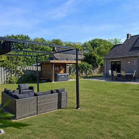 Holiday home Woning Met Voorverwarmde, Overdekte Jacuzzi In De Tuin