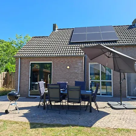Holiday home Woning Met Voorverwarmde, Overdekte Jacuzzi In De Tuin