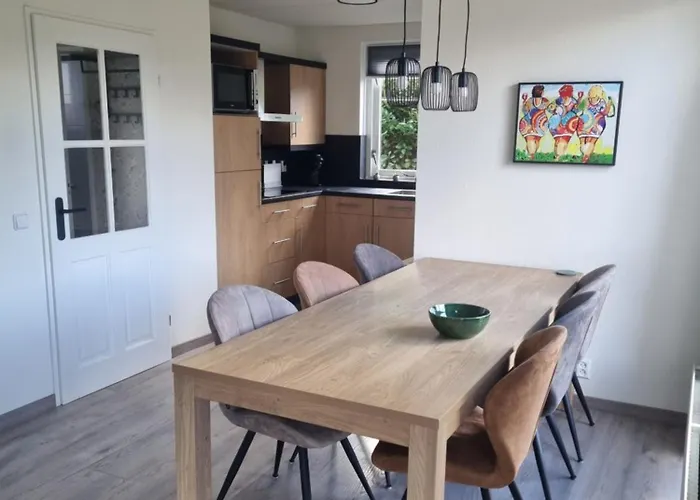 Дом отдыха Woning Met Jacuzzi In Grote Tuin